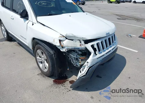 2013 Jeep Compass Latitude z USA, uszkodzony, nr VIN 1C4NJCEB5DD238052